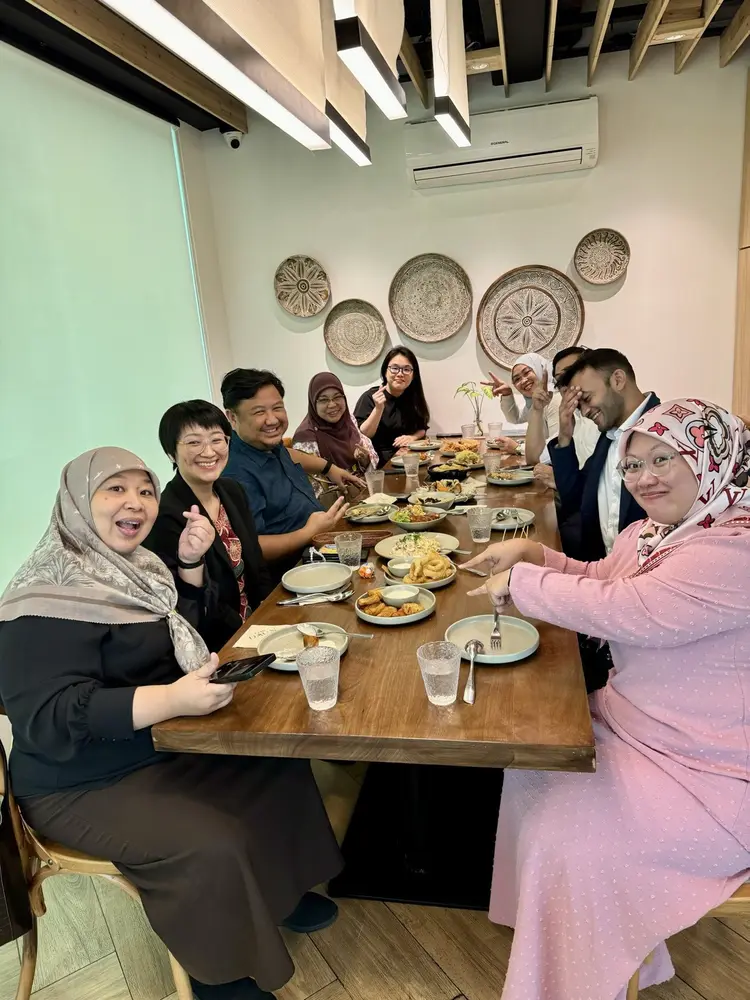 A cohort dinner after an AI session